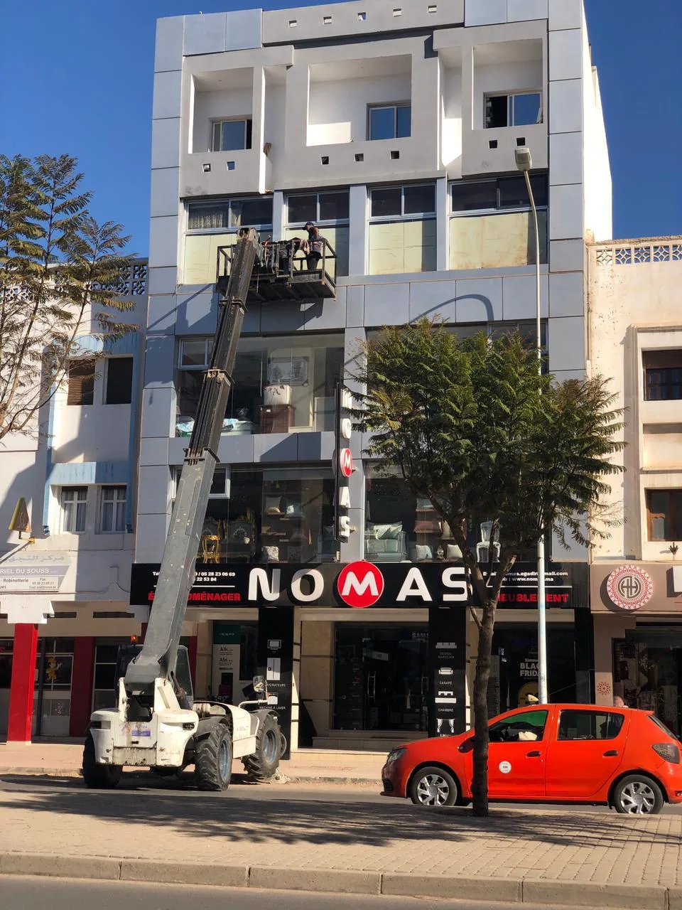 Accès à une façade commerciale avec une nacelle